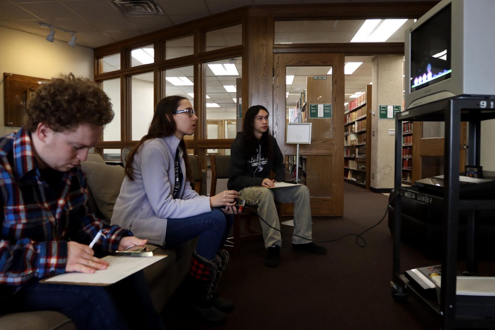 Rehanna Rexroat ’20 plays “Missile Command” on the Atari 5200 in the Mudd Library during the “History of Video Games: 1977-1996” D-Term class.