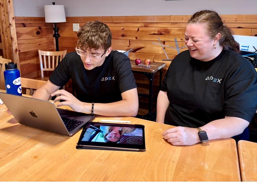 Joey O'Connor and Nadje Noordhuis work together on transcribing interviews. 