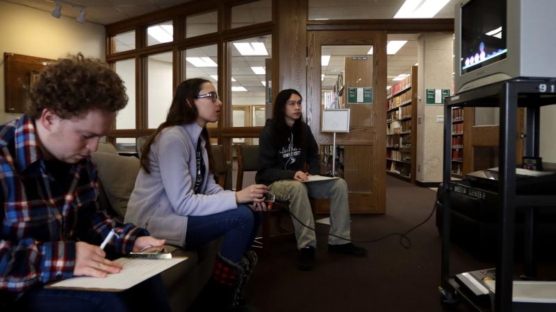 Rehanna Rexroat ’20 plays “Missile Command” on the Atari 5200 in the Mudd Library during the “History of Video Games: 1977-1996” D-Term class.